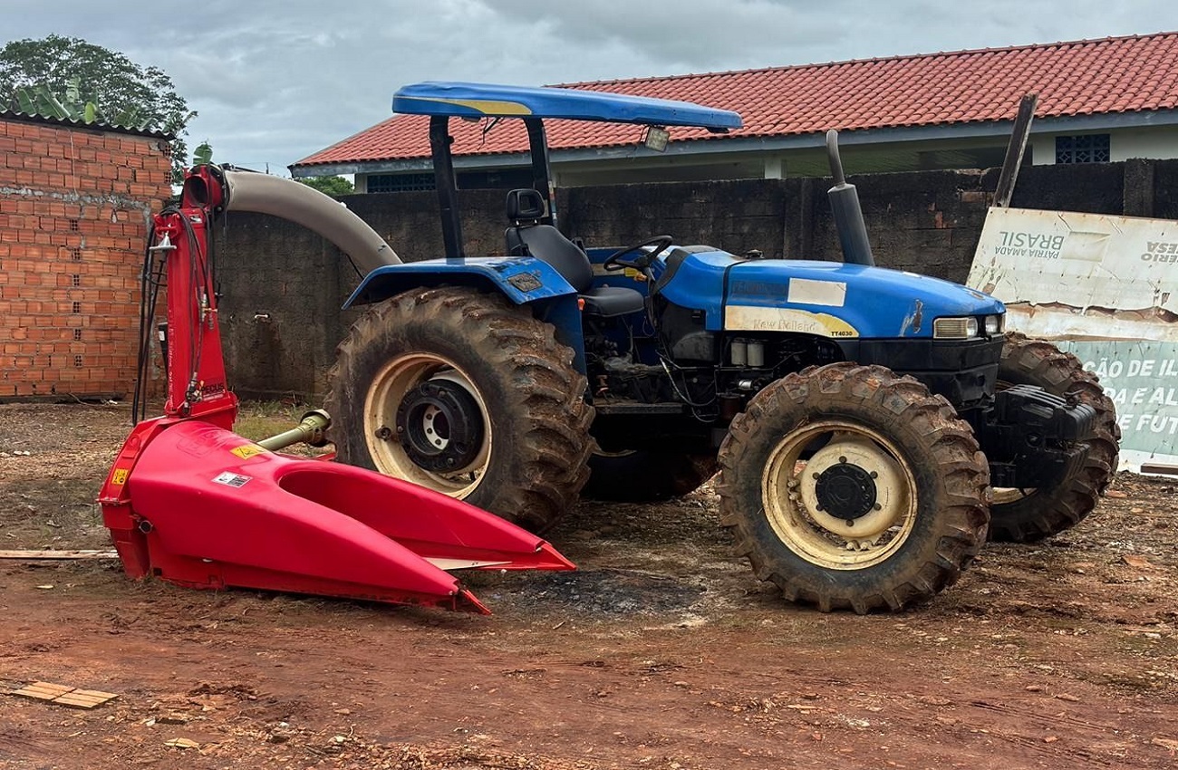 Alan Queiroz destina ensiladeira a produtores rurais em Nova União