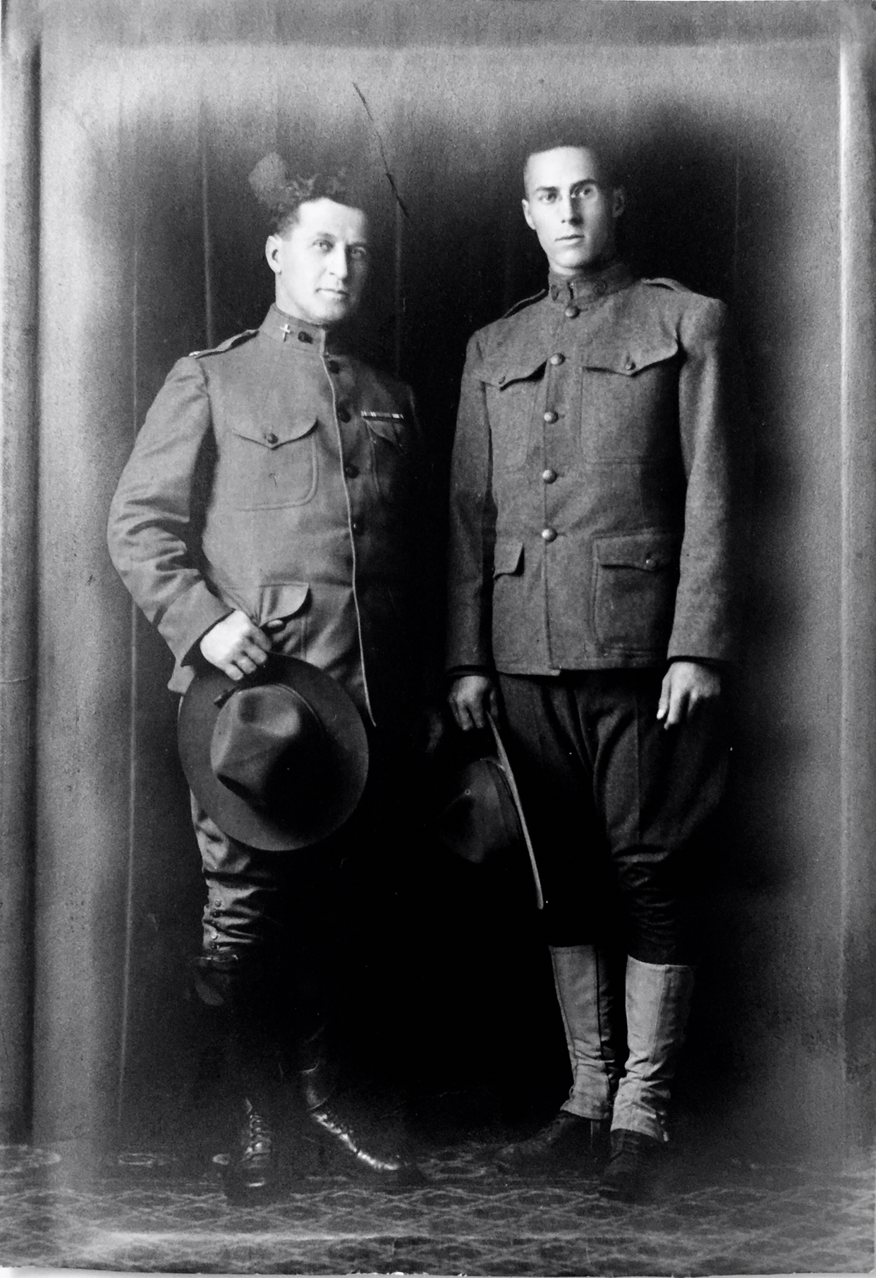 A photo of William Sylvester Gilbert (left) and John DeWitt Gilbert (right), both wearing army uniforms