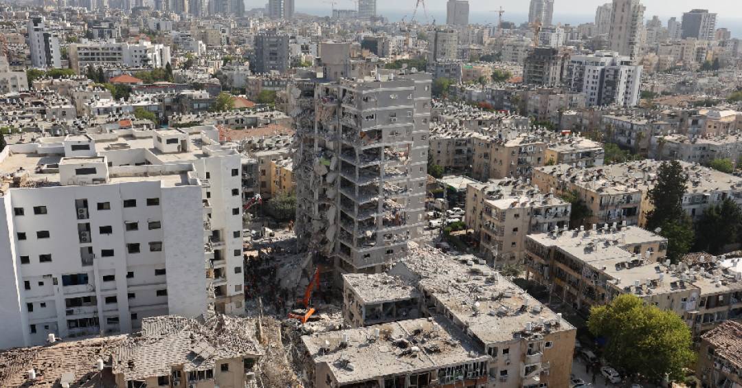 Irã e Israel intensificam conflito com ataques mútuos de mísseis