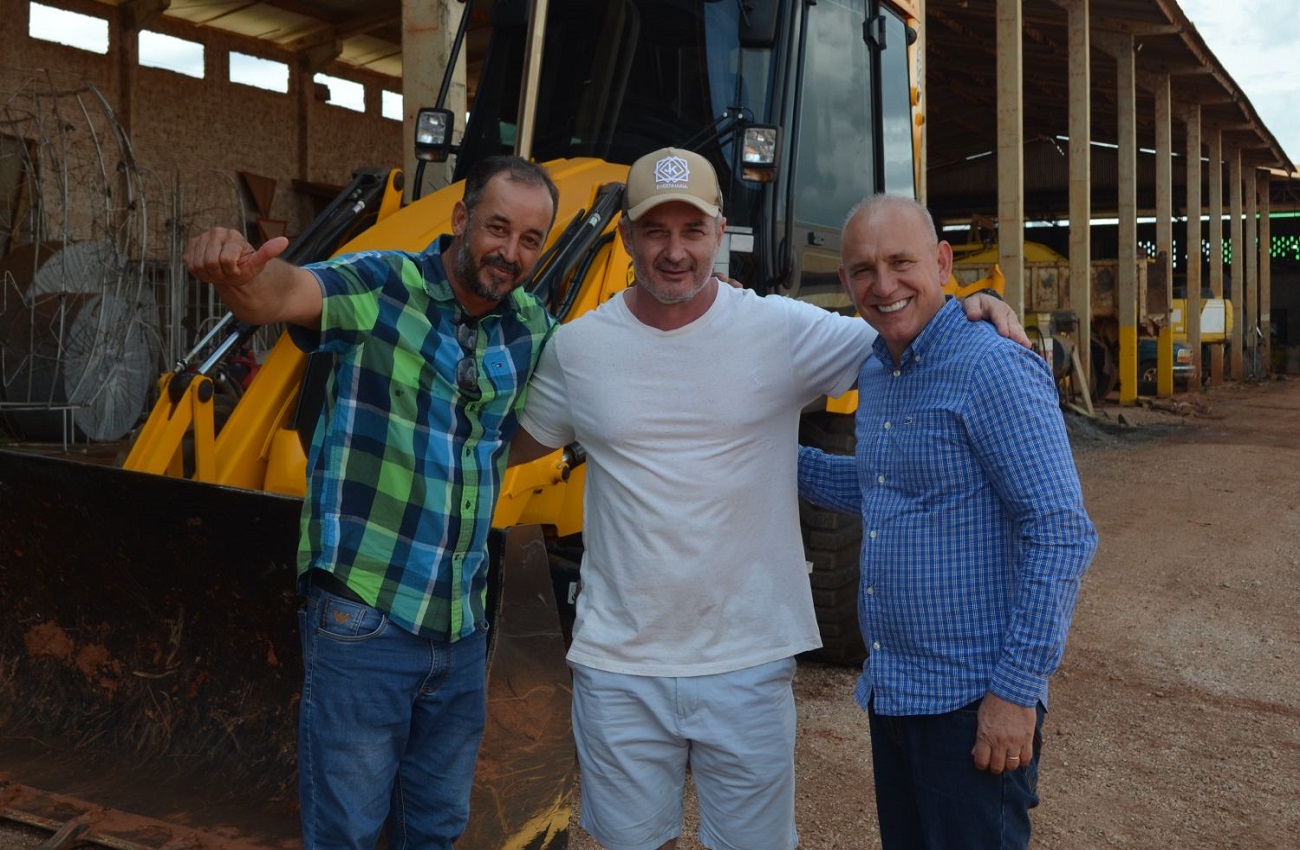 Alta Floresta D’Oeste recebe retroescavadeira após articulação do deputado Ezequiel Neiva