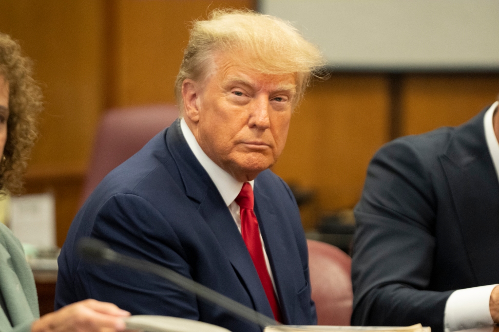 Photo of trump in court.