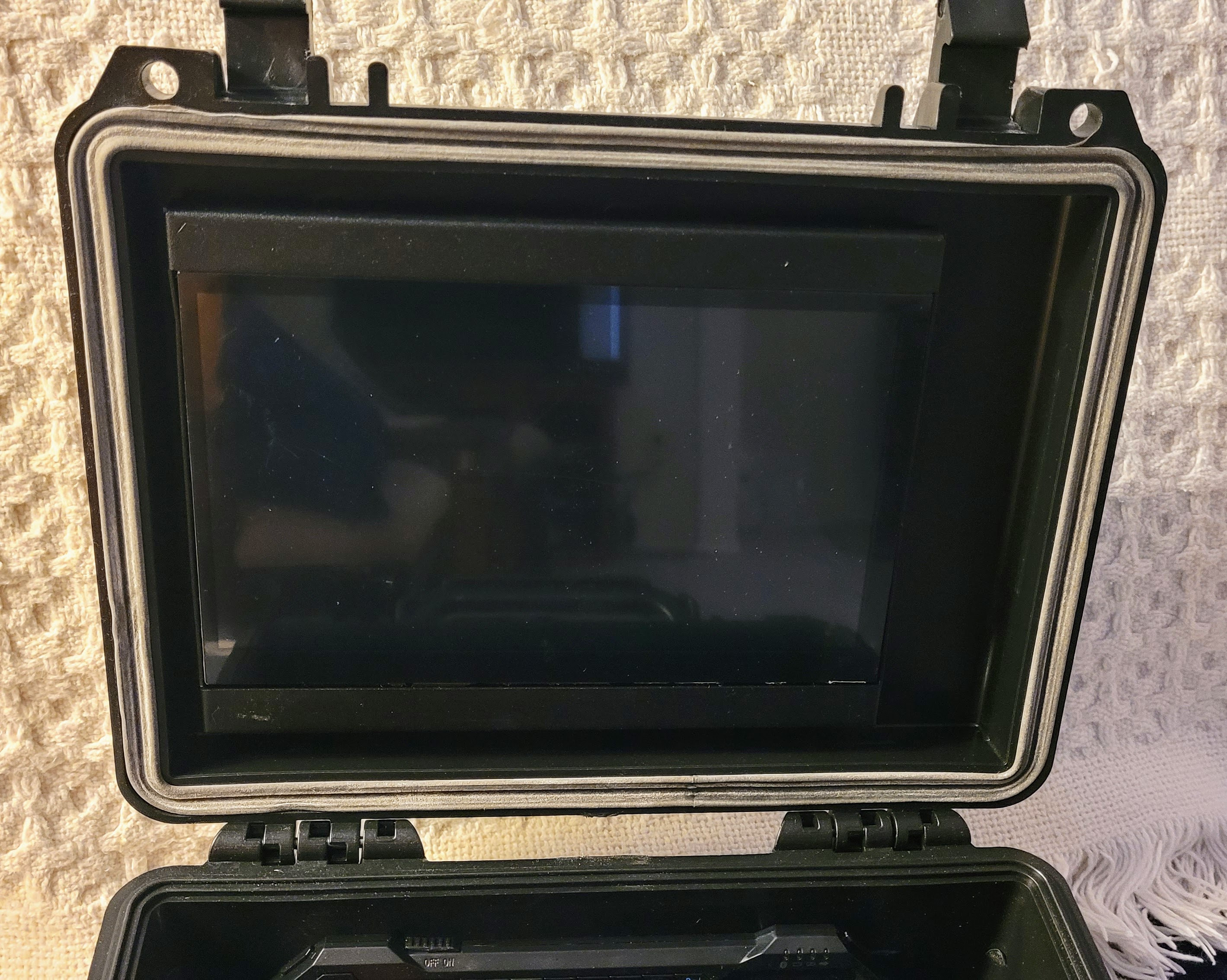 Seven-inch screen inside Apache 1800 case lid
