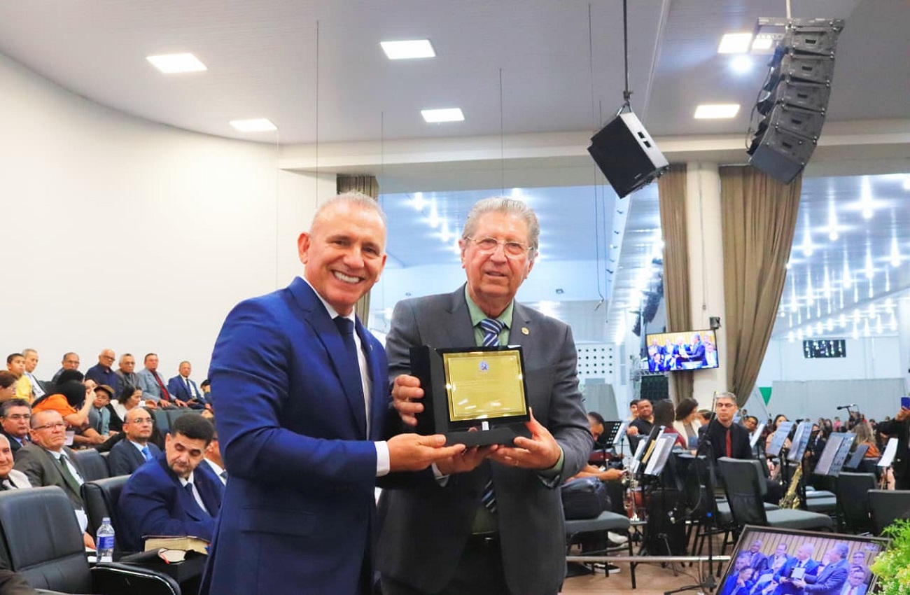 Ezequiel Neiva homenageia os 104 anos da Assembleia de Deus com entrega de voto de louvor e placa comemorativa