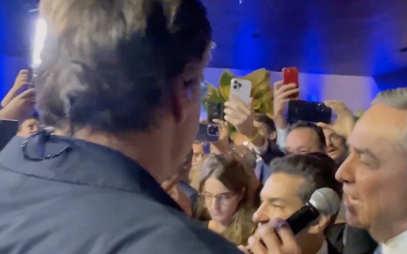 Ministro do STF vira sertanejo por uma noite: Barroso forma dupla inusitada com Leo Chaves em Brasília