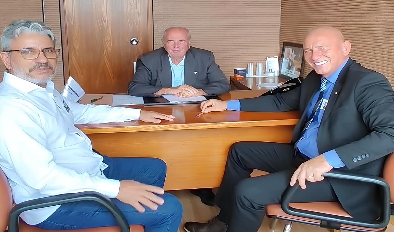 Articulação do deputado Ezequiel Neiva assegura retroescavadeira para Cerejeiras