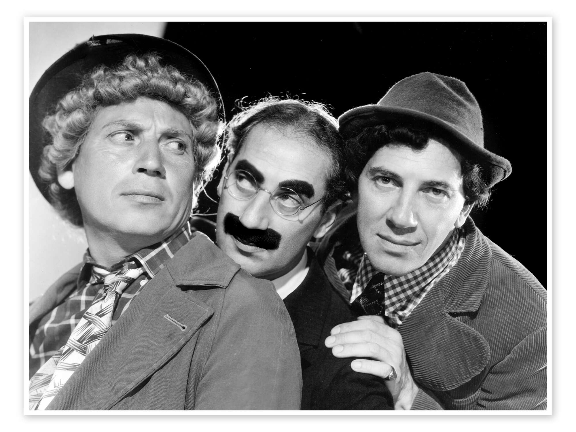 Fotoğrafta bir dönemin dünyada en komik isimleri sayılan Marx Kardeşler’den, konuşmayan hınzır Harpo (solda), uyanık Chico (sağda) ve en ikonik kardeş olan geveze Groucho (ortada). Žižek bu kardeşleri id-ego-süper egonun metaforu olarak adresler.