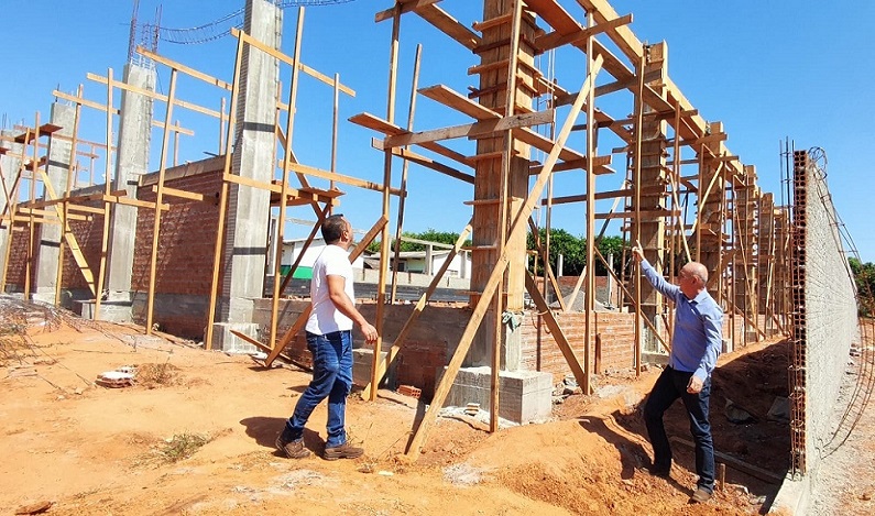Ezequiel Neiva visita obras de reforma, ampliação e construção de poliesportiva esportiva na escola São Roque