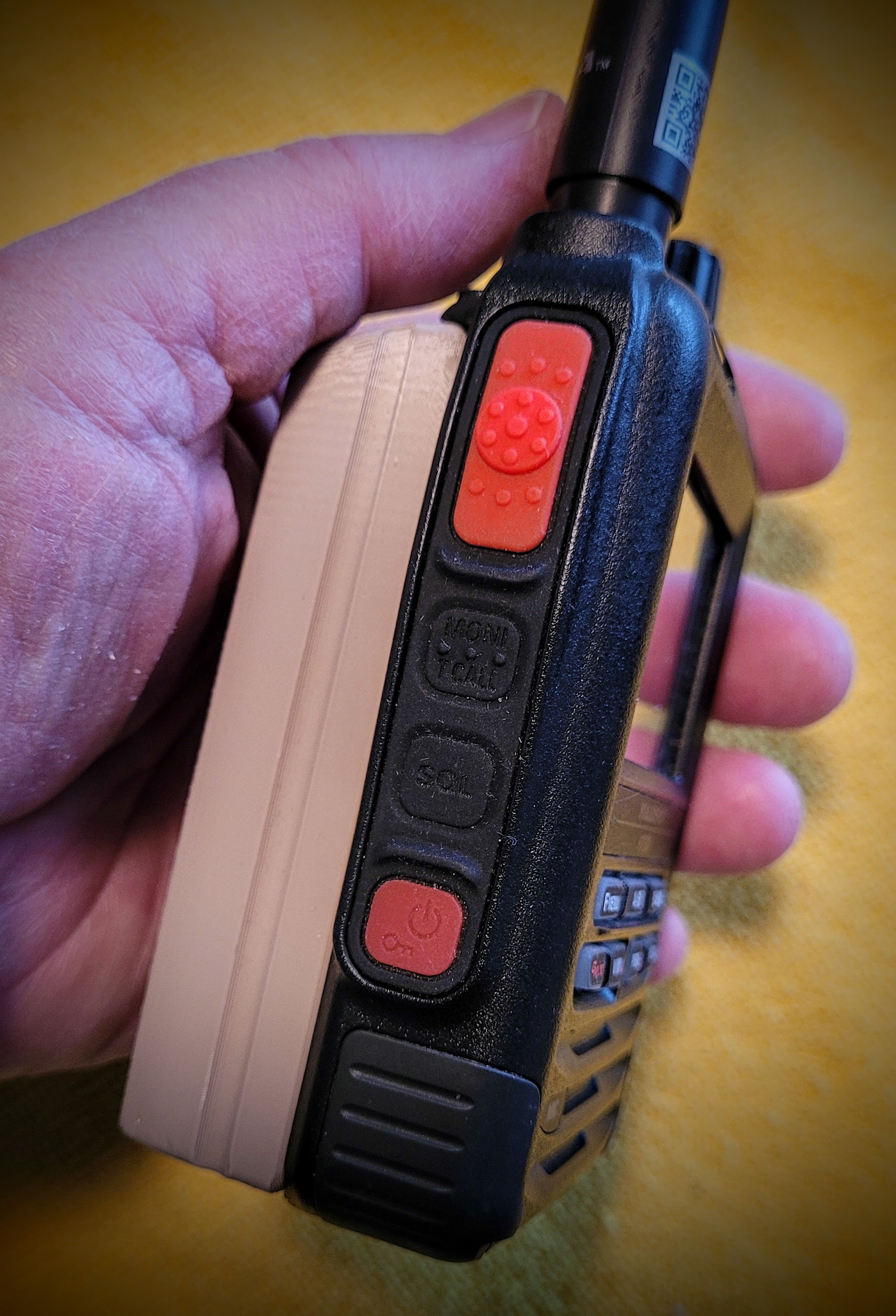 Side view of W0AEZ battery attached to Yaesu FT5DR