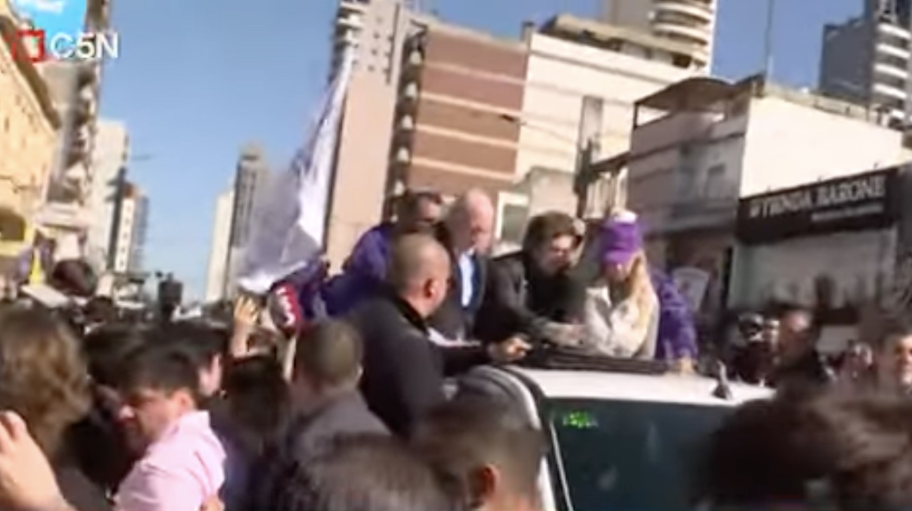 Manifestantes jogam pedras e garrafas em Javier Milei, que deixa caravana sob escolta; veja o momento