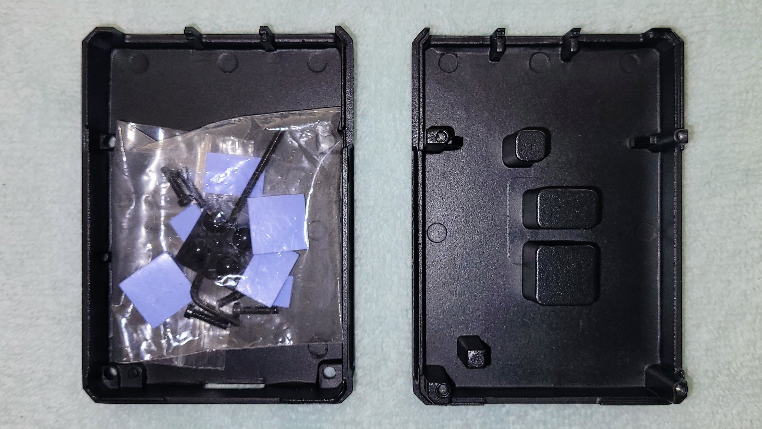 Top and bottom of the aluminum case