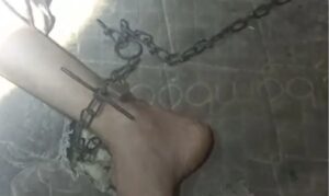 Criança de 10 anos é encontrada acorrentada dentro da casa do pai em Porto Velho