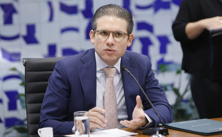 Hugo Motta lidera votação que derruba aumento do IOF e critica polarização política