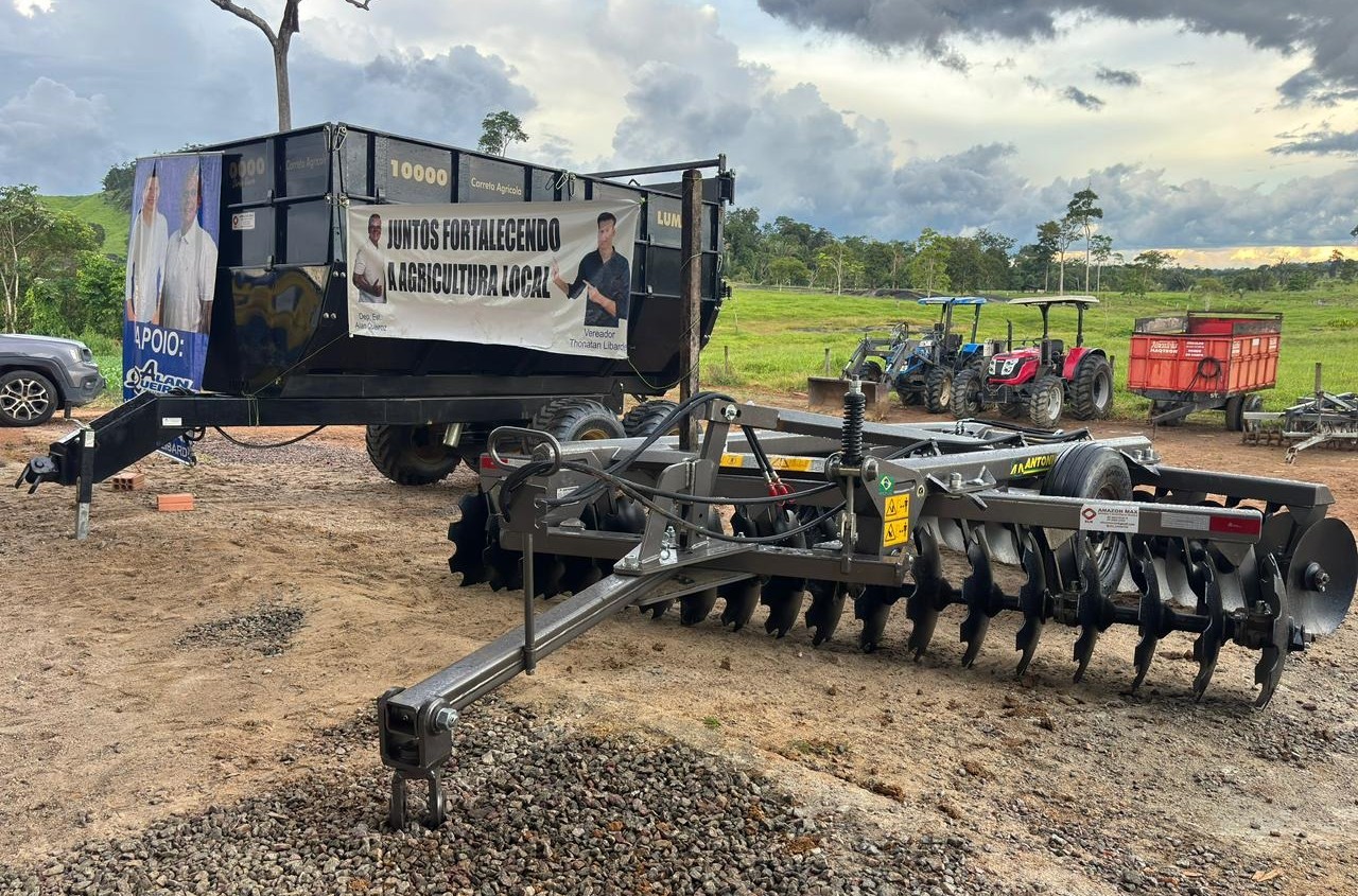 Alan Queiroz participa da entrega de equipamentos agrícolas e fortalece agricultura familiar em Monte Negro