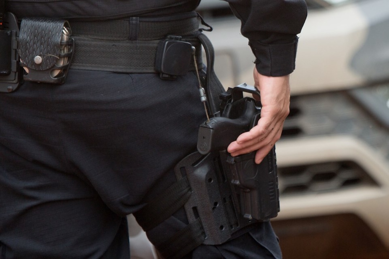 Policial ferido por arma com defeito é considerado consumidor por equiparação, decide STJ