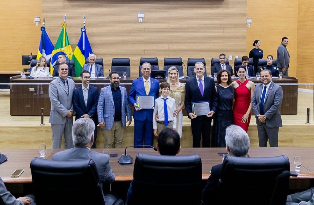 Deputado Alan Queiroz entrega títulos de cidadão honorário a magistrados em sessão solene na Alero