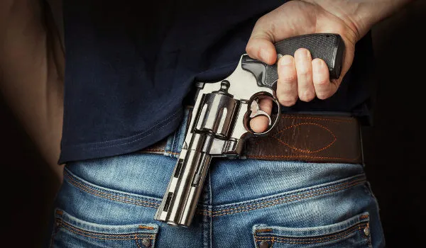 Projeto define como crime inafiançável porte de arma sob efeito de álcool