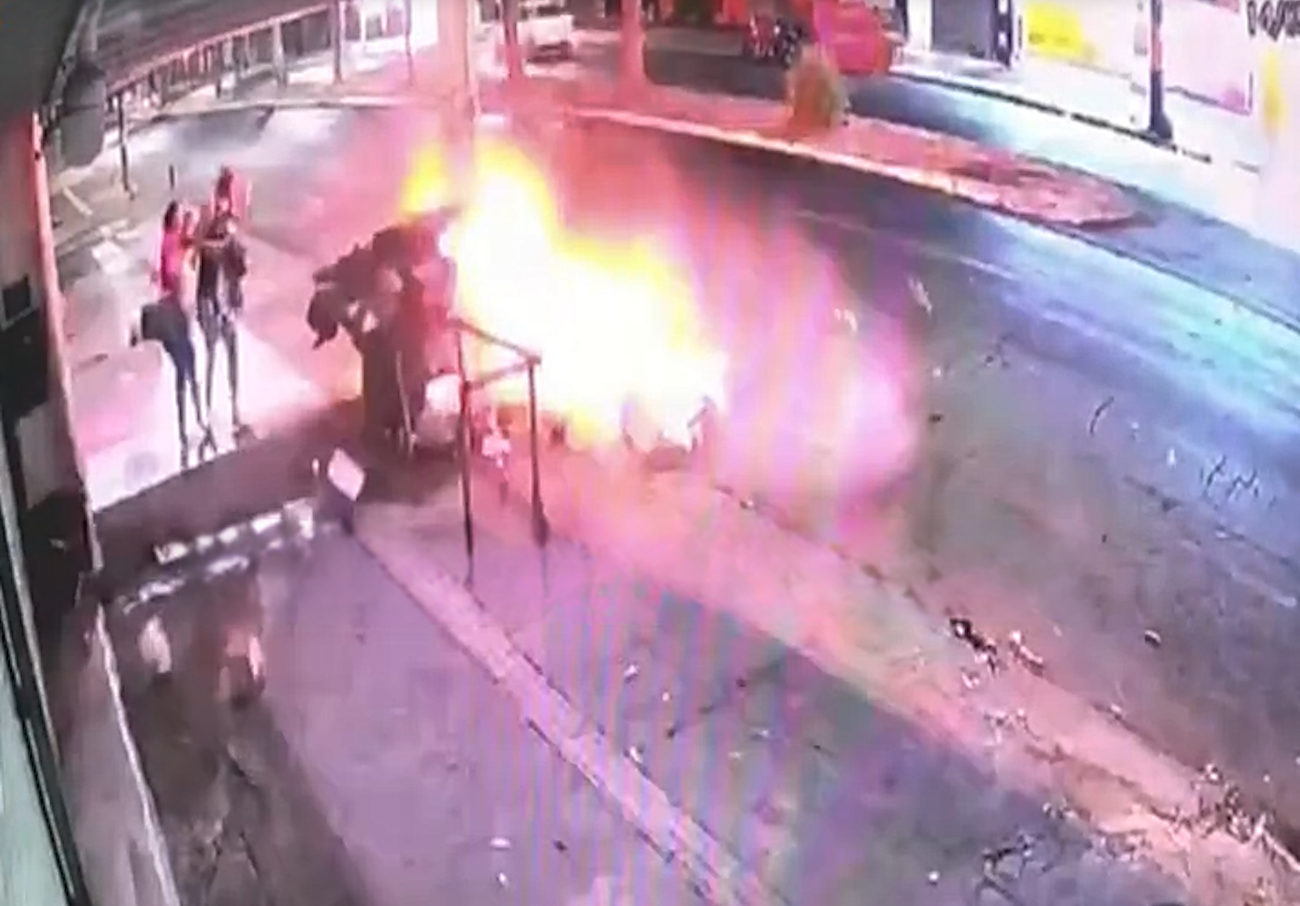 Motociclista morre em acidente após ser perseguido por carro em Goiânia; IMAGENS FORTES