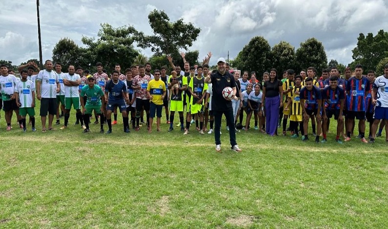 Alex Redano participa da entrega de materiais esportivos em Itapuã do Oeste