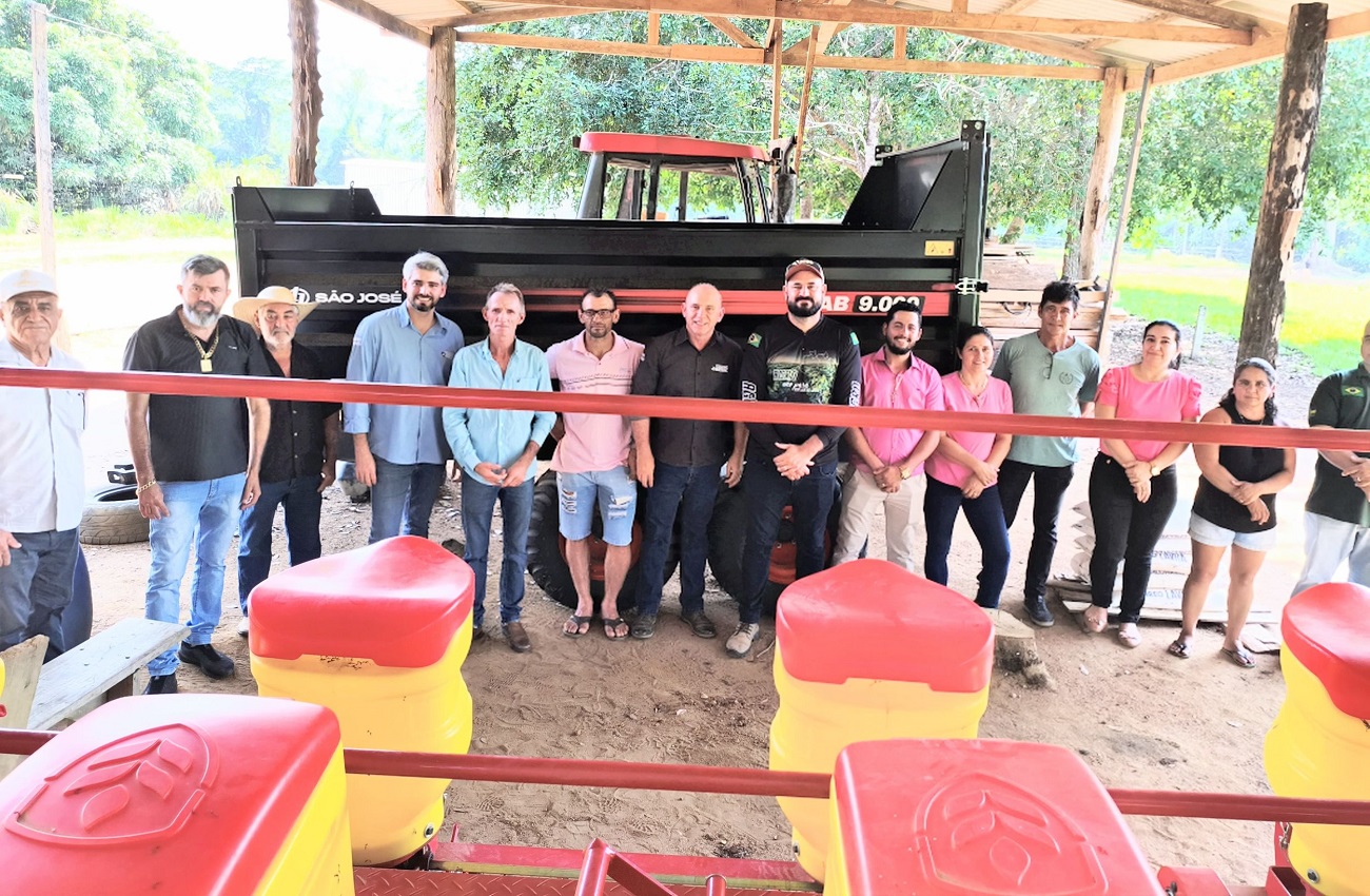 Associação de Campo Novo de Rondônia recebe plantadeira e carreta basculante por meio de recurso do deputado Ezequiel Neiva