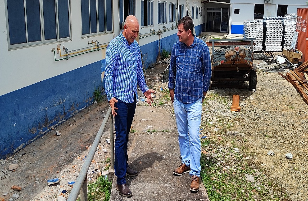 Ezequiel Neiva vistoria obras de ampliação da UTI do Hospital Regional de Vilhena
