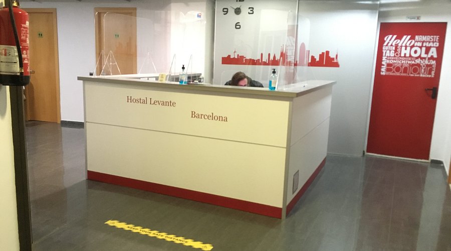 https://dynamic-media-cdn.tripadvisor.com/media/photo-o/21/82/aa/23/recepcion-hostal-levante.jpg?h=500&s=1&w=900
