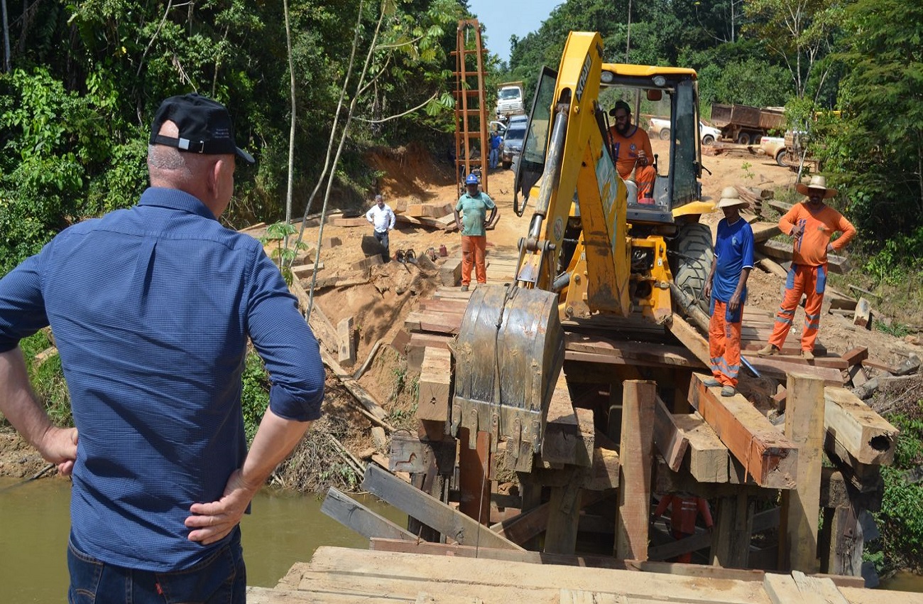 Ezequiel Neiva visita Nova Mamoré e acompanha obras de infraestrutura e serviços públicos