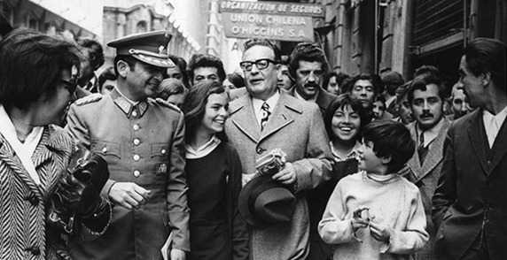 Allende’nin son saatlerini anlatan Orhan Asena imzalı Şili’de Av oyununu da tiyatroseverlere öneririm.