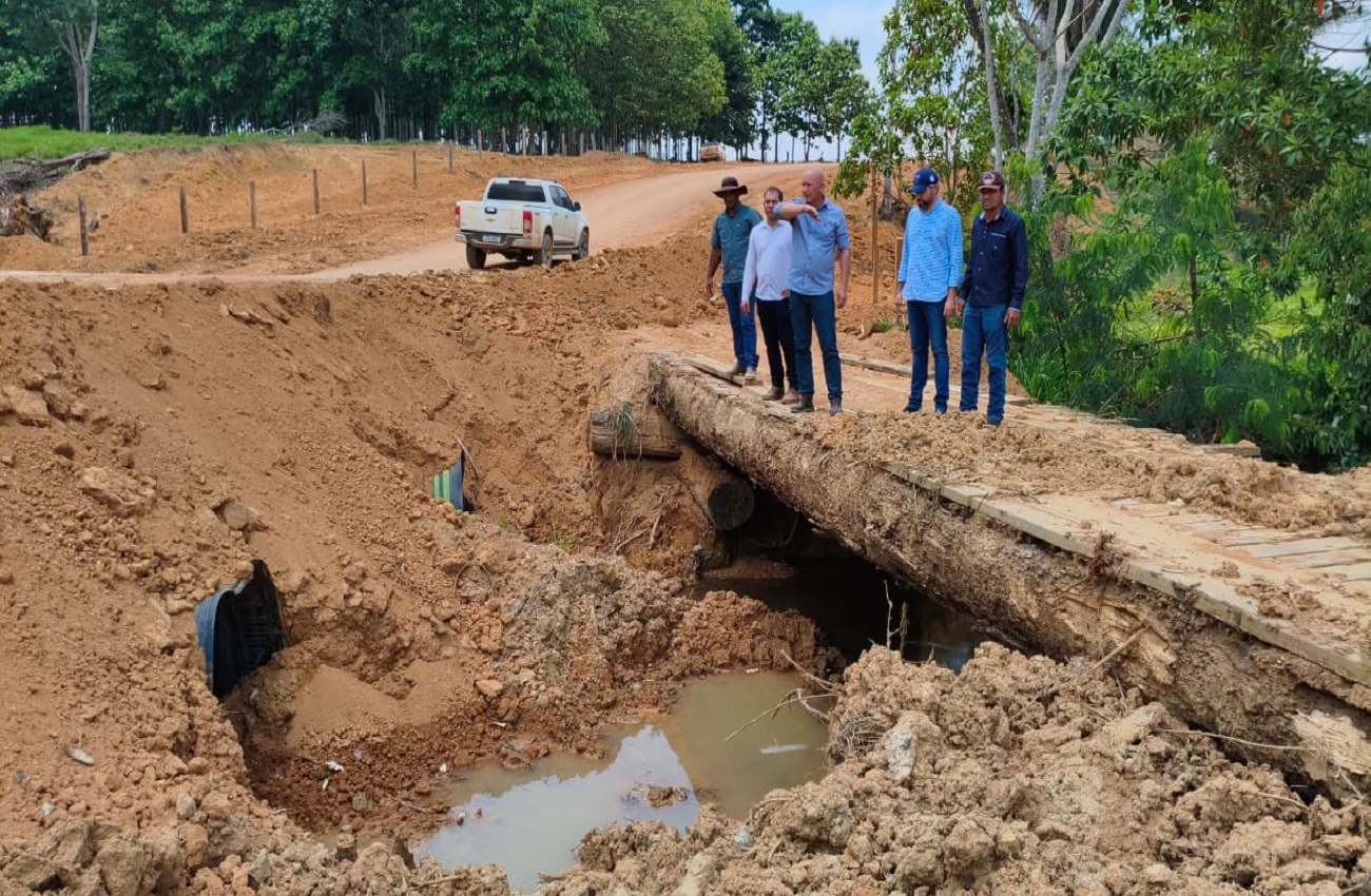 Ezequiel Neiva vistoria substituição de pontes de madeira por tubos PEAD em Nova Mamoré