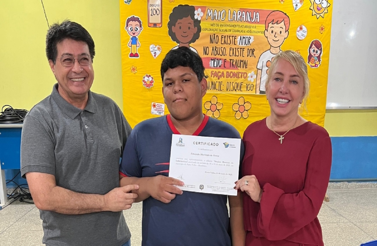 Ieda Chaves entrega certificados durante execução de cursos do projeto “ALE Vai às Escolas”