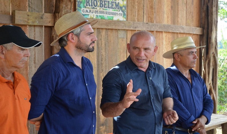 Agricultores de Machadinho do Oeste são beneficiados com equipamentos apoiados por Ezequiel Neiva
