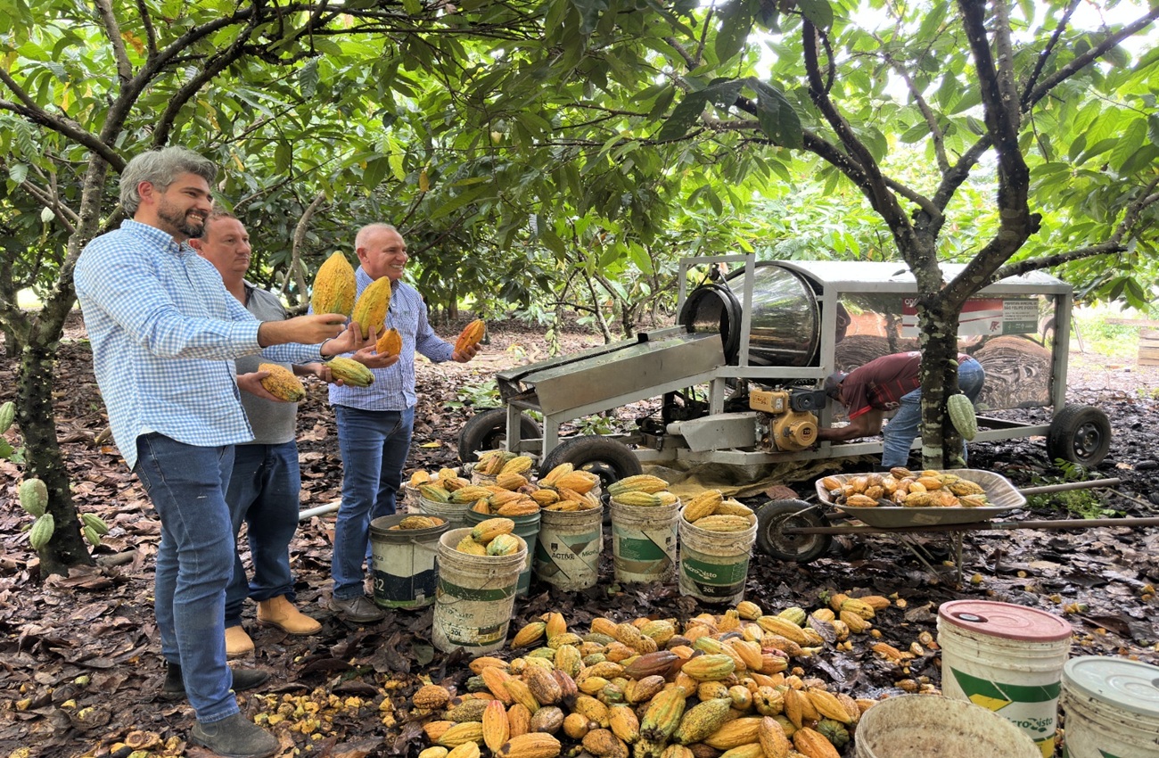 Deputado Ezequiel Neiva entrega quebrador de cacau para fortalecer pequenos produtores em São Felipe D’Oeste
