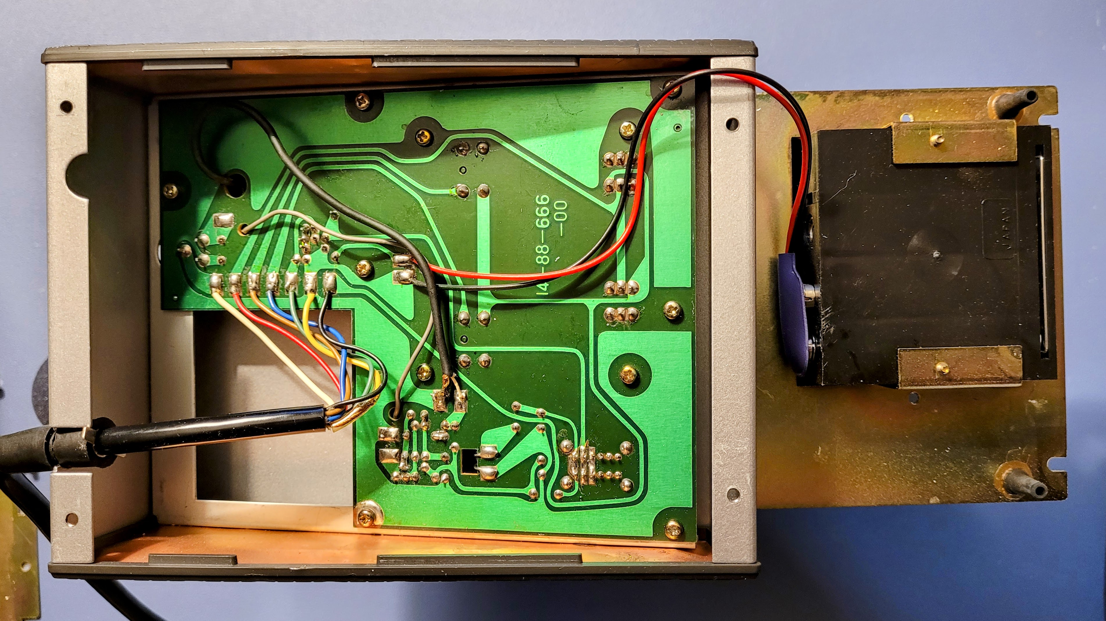 Inside the Kenwood MC-80 microphone base