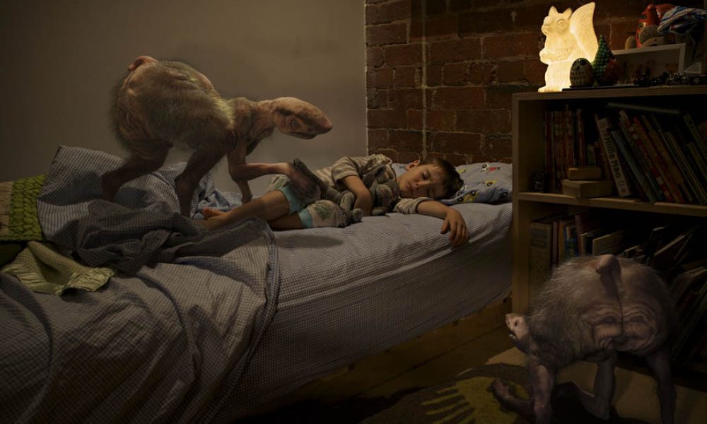 Piccinini, Patricia, The Fitzroy series, Bedroom 10:30pm (De la serie Fitzroy, Habitación 10:30 pm), 2011. Fotografía, 160 x 100 cm. ©Patricia Piccinini