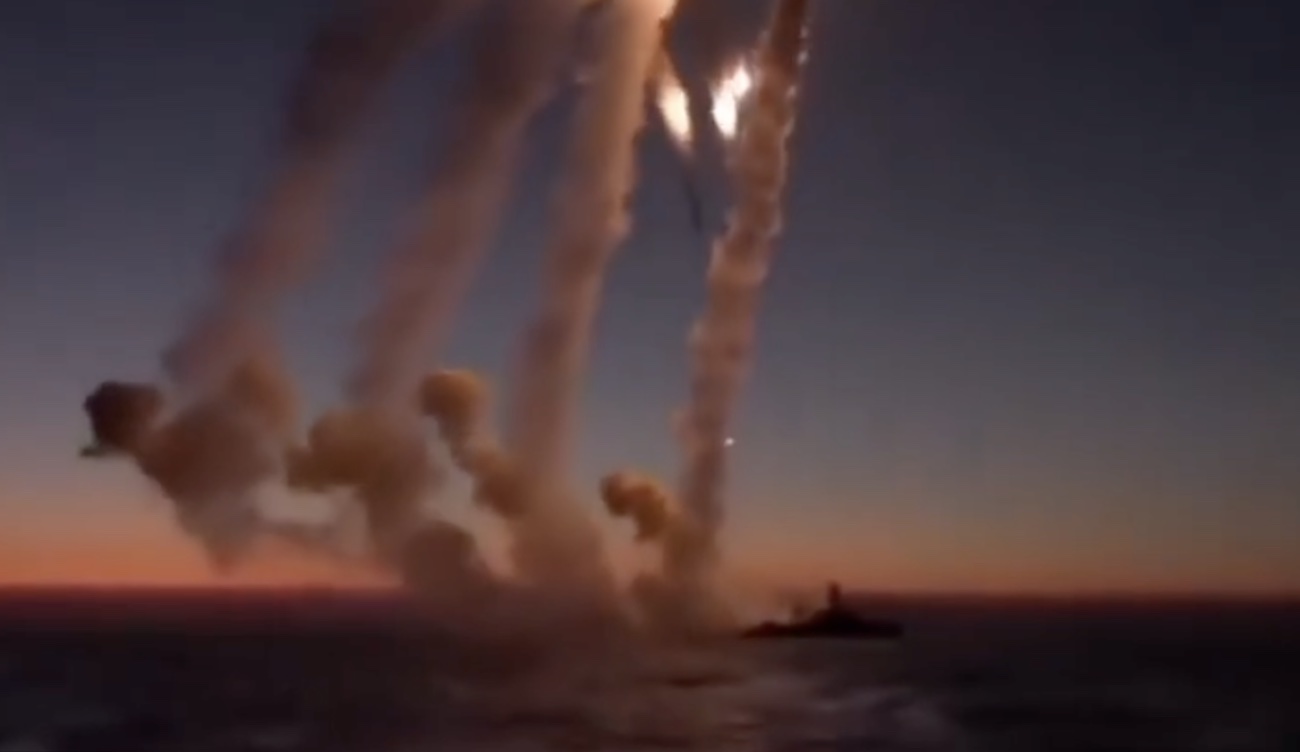 Israel sob ataque: Centenas de mísseis iranianos atingem território sionista