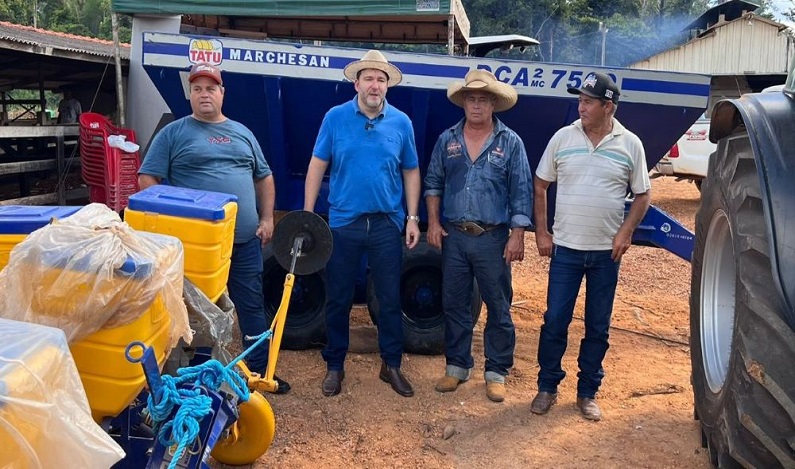 Alex Redano investe R$ 270 mil para aquisição de implementos a associações