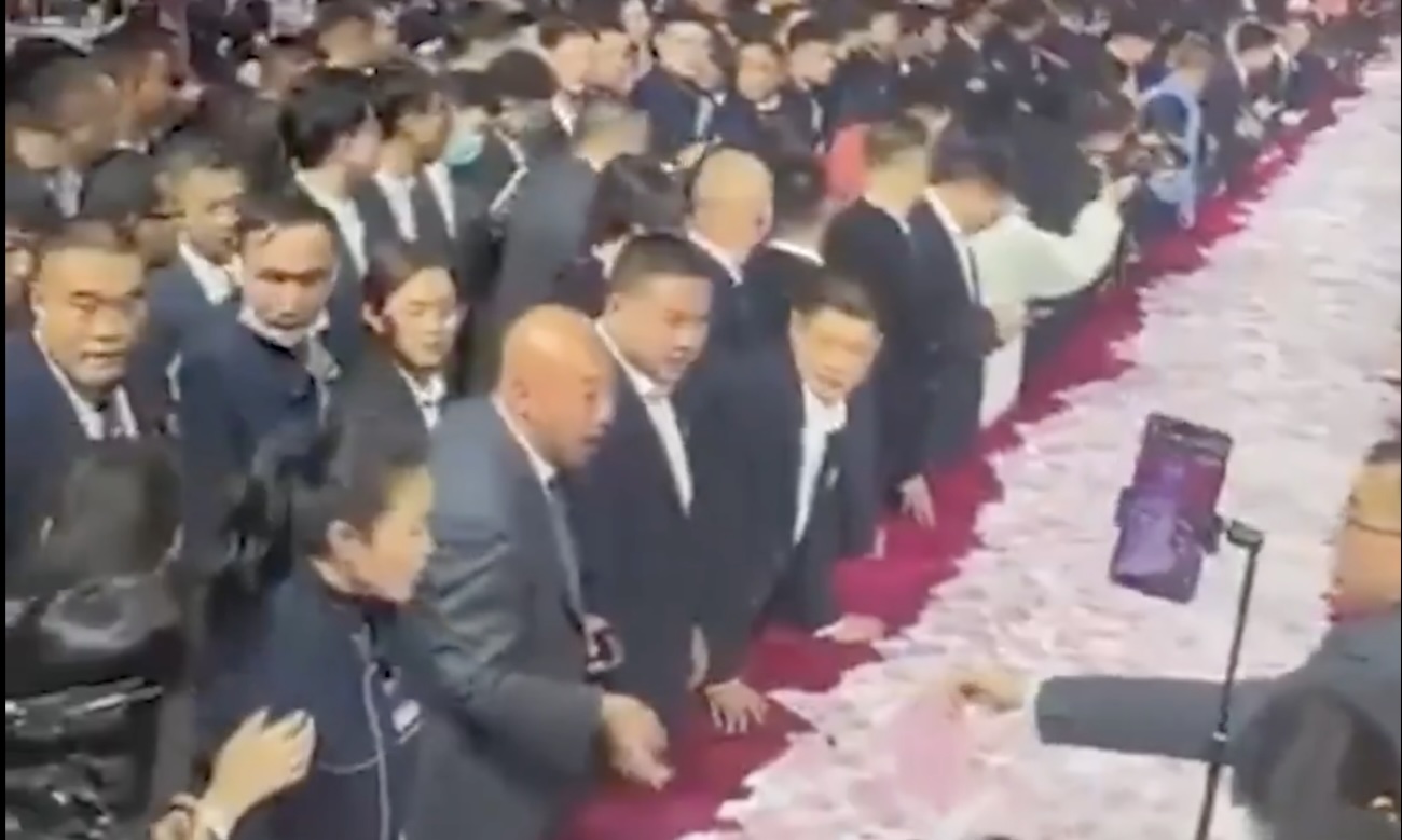 Empresa chinesa distribui R$ 145 milhões em bônus e viraliza com "montanha de dinheiro"