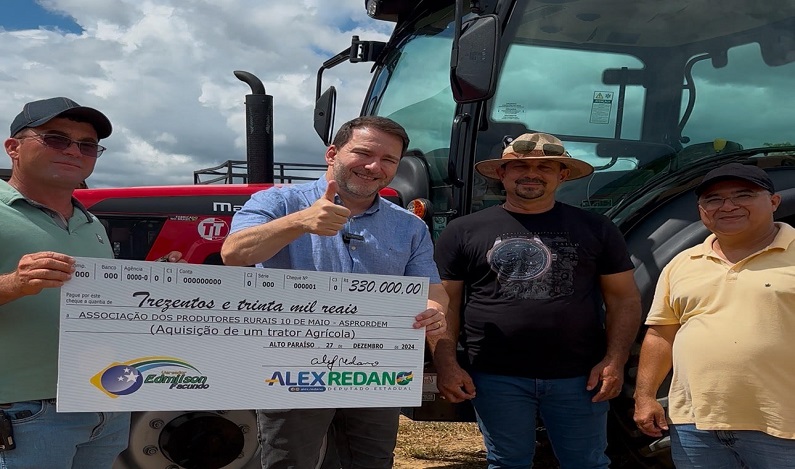 Alex Redano entrega trator para a Associação 10 de Maio em Alto Paraíso