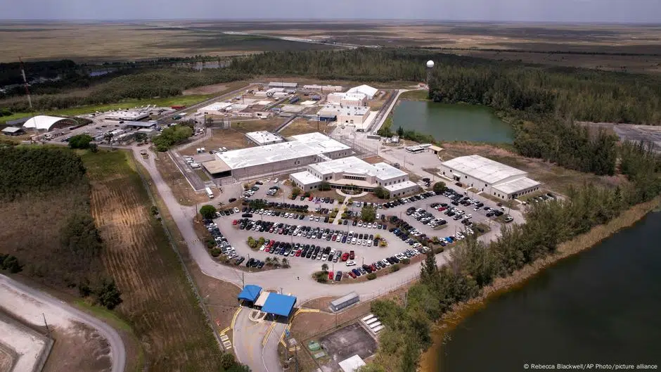 Juíza manda governo desmontar "Alligator Alcatraz" em 60 dias: vitória ambiental nos EUA