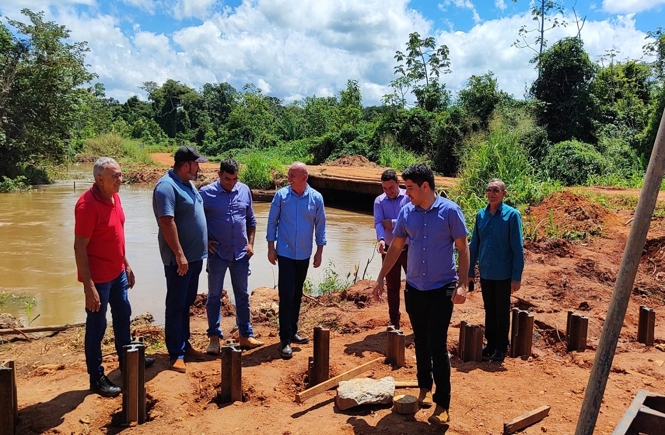 Ezequiel Neiva, prefeito e vereadores inspecionam início da construção da ponte de concreto sobre o rio Corumbiara