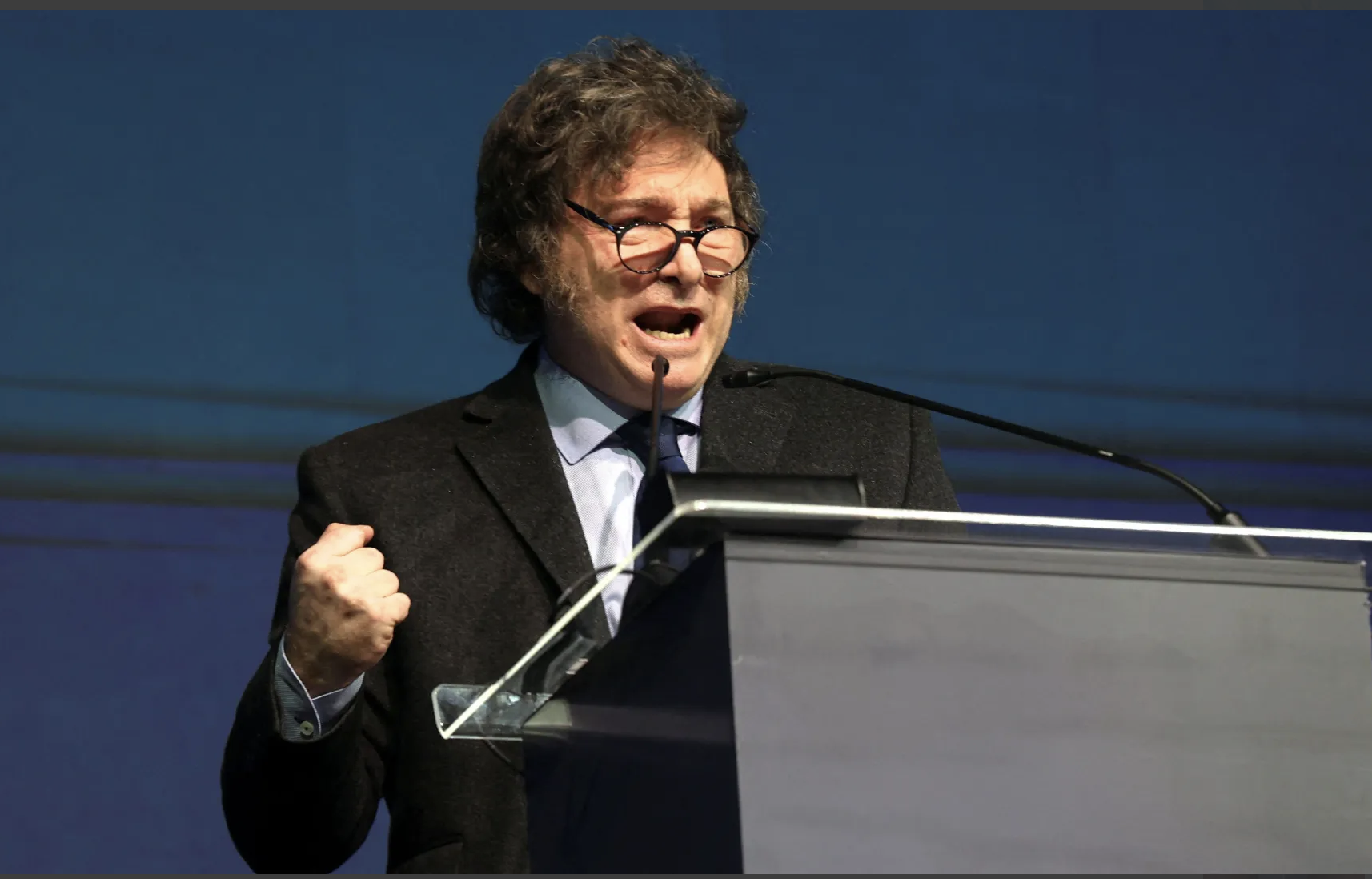 Milei fecha as portas: Argentina anuncia medidas contra imigrantes e 'turismo médico'