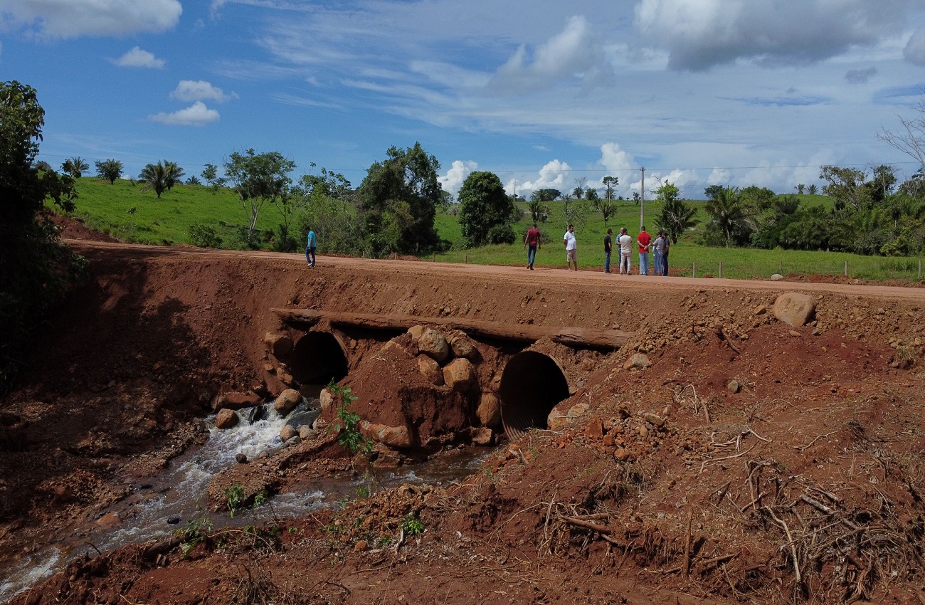 Ezequiel Neiva reforça compromisso com Chupinguaia e viabiliza instalação de tubos sobre o rio Água Preta