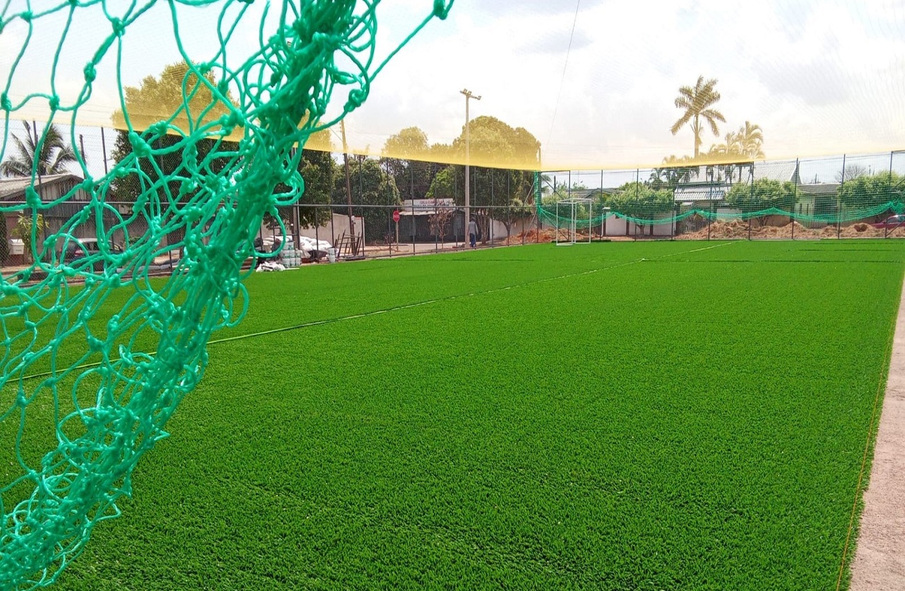 Ezequiel Neiva celebra início da instalação de grama sintética nos campos society de Vilhena