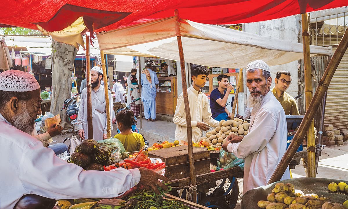 Vendors in a market in Sau Quarters, Ibrahim Hyderi | Mohammad Ali, White Star