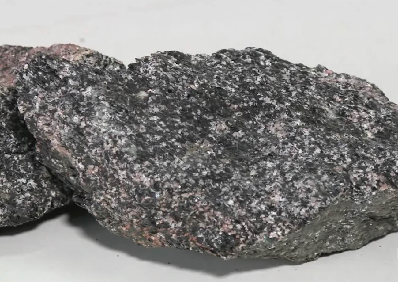 Roubo de cassiterita em Rio Crespo: carga de 300 kg desaparece após invasão