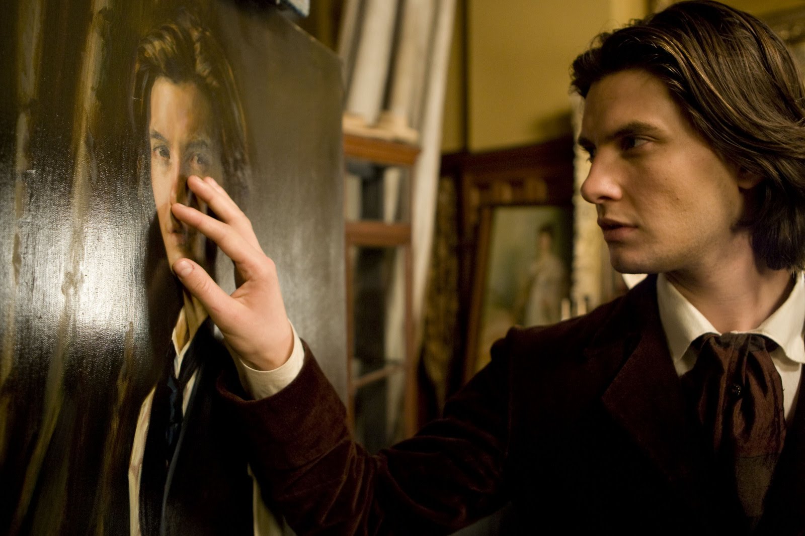 Filmin en bariz ilham kaynağı Oscar Wilde ’ın ünlü romanı Dorian Gray’in Portresi.