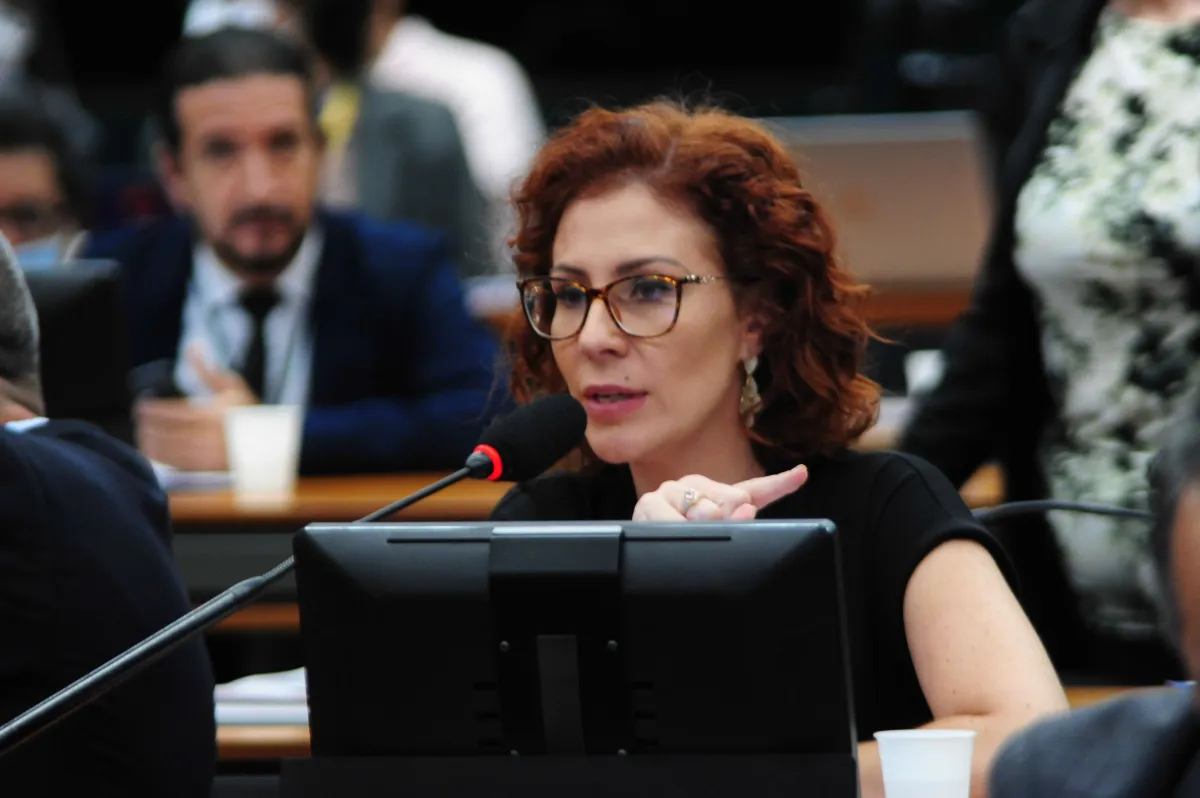 Câmara dos Deputados analisa destino de Carla Zambelli após ordem de prisão do STF