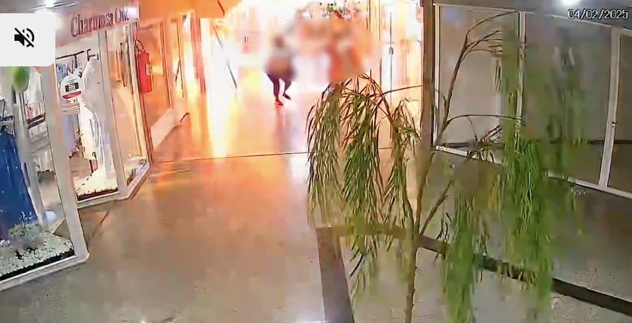 Mulher incendeia loja em shopping alegando que a proprietária era amante de seu marido