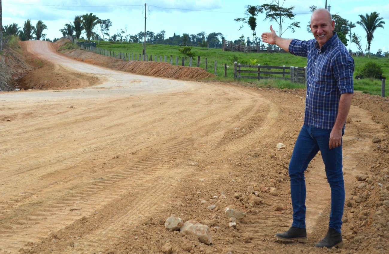 Deputado Ezequiel Neiva vistoria obra de recuperação da Linha 29-B, em Nova Mamoré