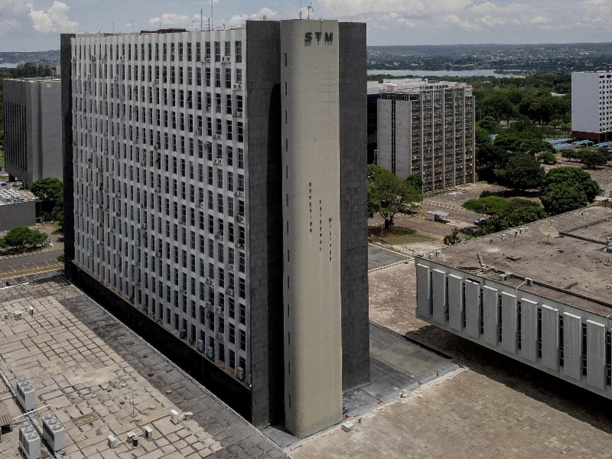 Superior Tribunal Militar confirma pena de 2 anos e expulsão de sargento que ameaçou colega e companheira com pistola calibre .40 no Recife