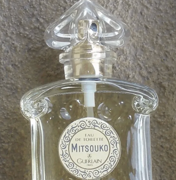 16.35.a - A Perfume, a Poem, a City That Started Running
